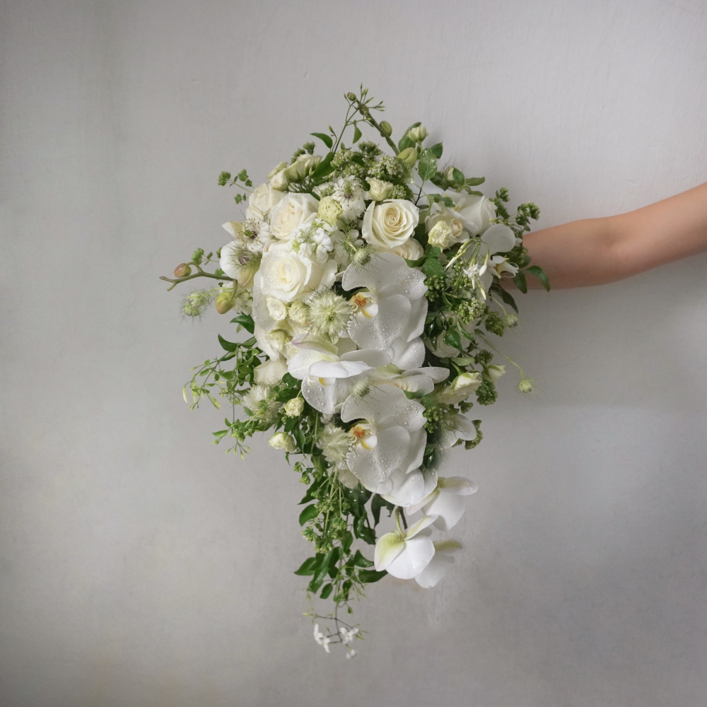 the-beauty-of-cascading-bouquets-drama-and-elegance-in-floral-design4